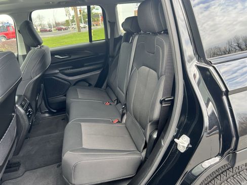 Used 2023 Jeep Grand Cherokee Laredo image 24