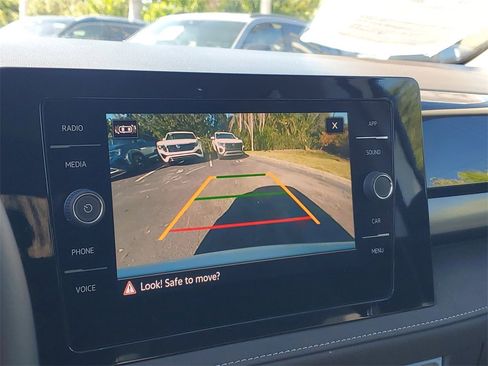 Certified 2025 Volkswagen Taos SE image 23