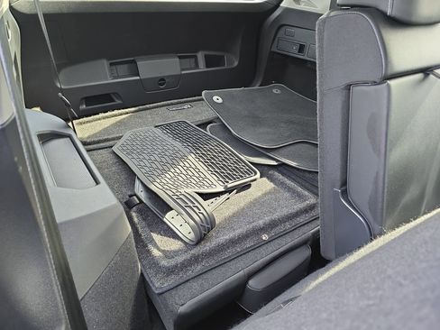 Used 2023 Volkswagen Tiguan SE image 14