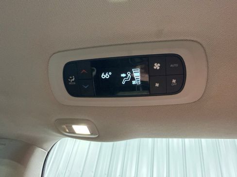 Used 2023 Chrysler Pacifica Limited FWD image 18