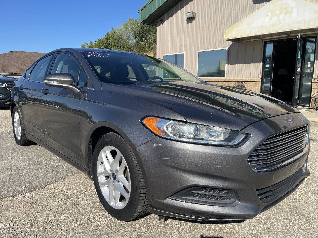 Used 2014 Ford Fusion SE FWD image 2