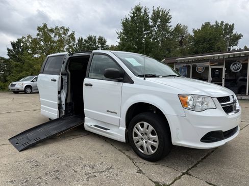 Used 2019 Dodge Grand Caravan SE image 1