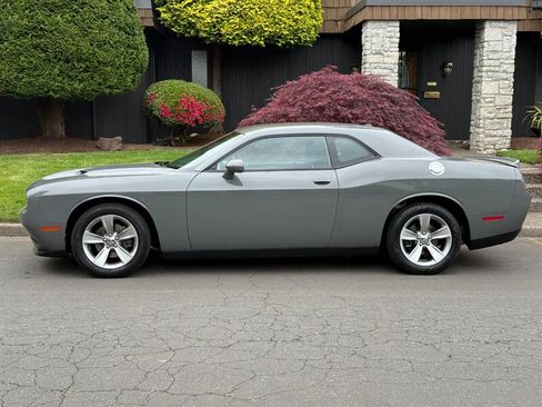 Used 2018 Dodge Challenger SXT RWD image 2