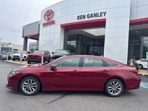 Used 2019 Toyota Avalon XLE w/ Moonroof Package FWD image 2