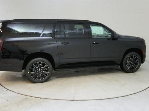 Used 2025 Chevrolet Suburban RST w/ Comfort Package AWD/4WD image 7