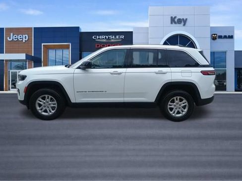 Used 2023 Jeep Grand Cherokee Laredo w/ Luxury Tech Group I AWD/4WD image 2