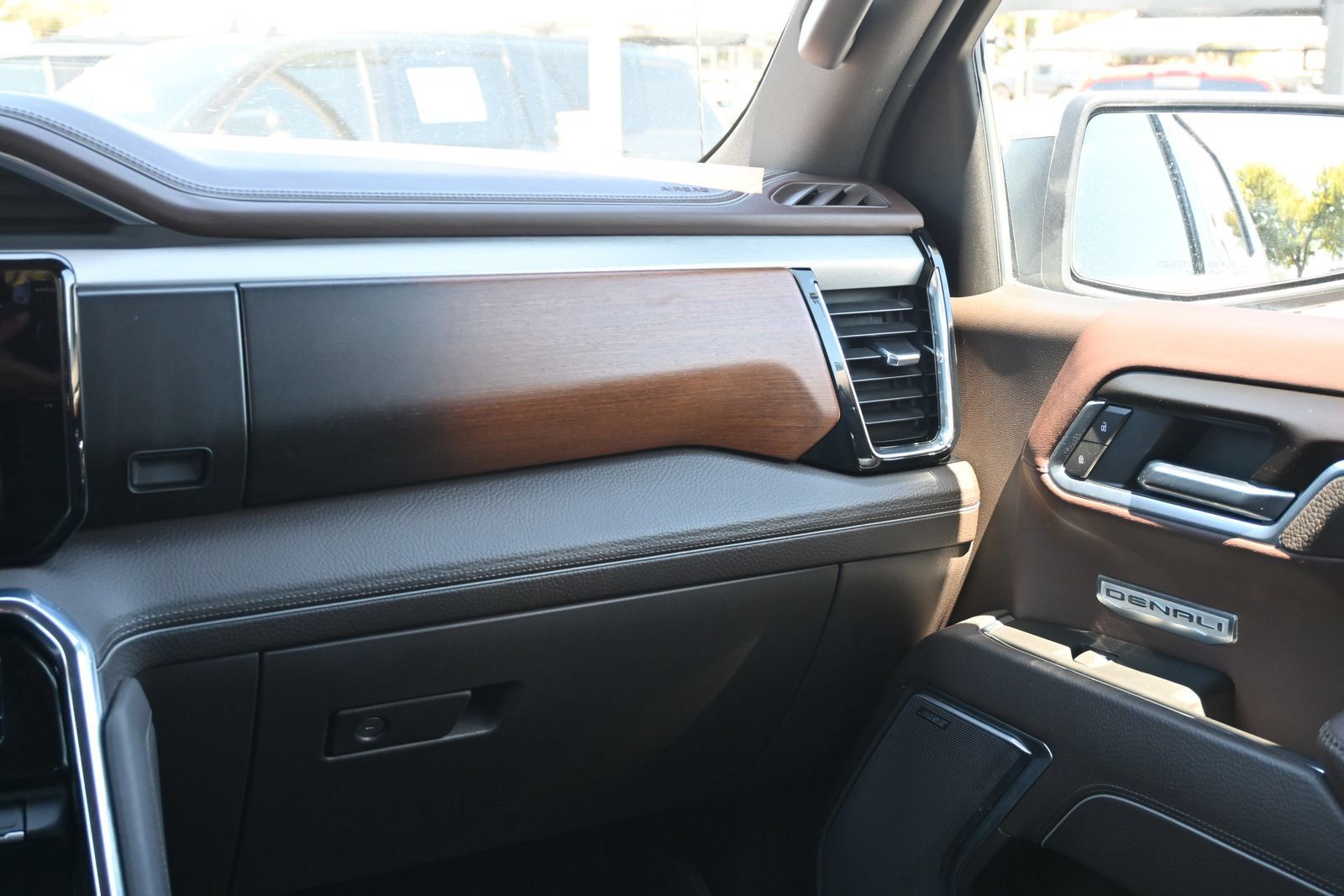 Used 2025 GMC Sierra 1500 Denali AWD/4WD image 8