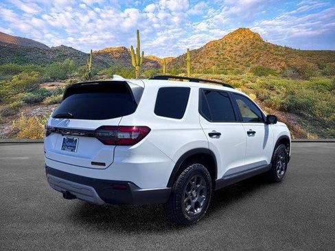 Used 2025 Honda Pilot TrailSport image 4