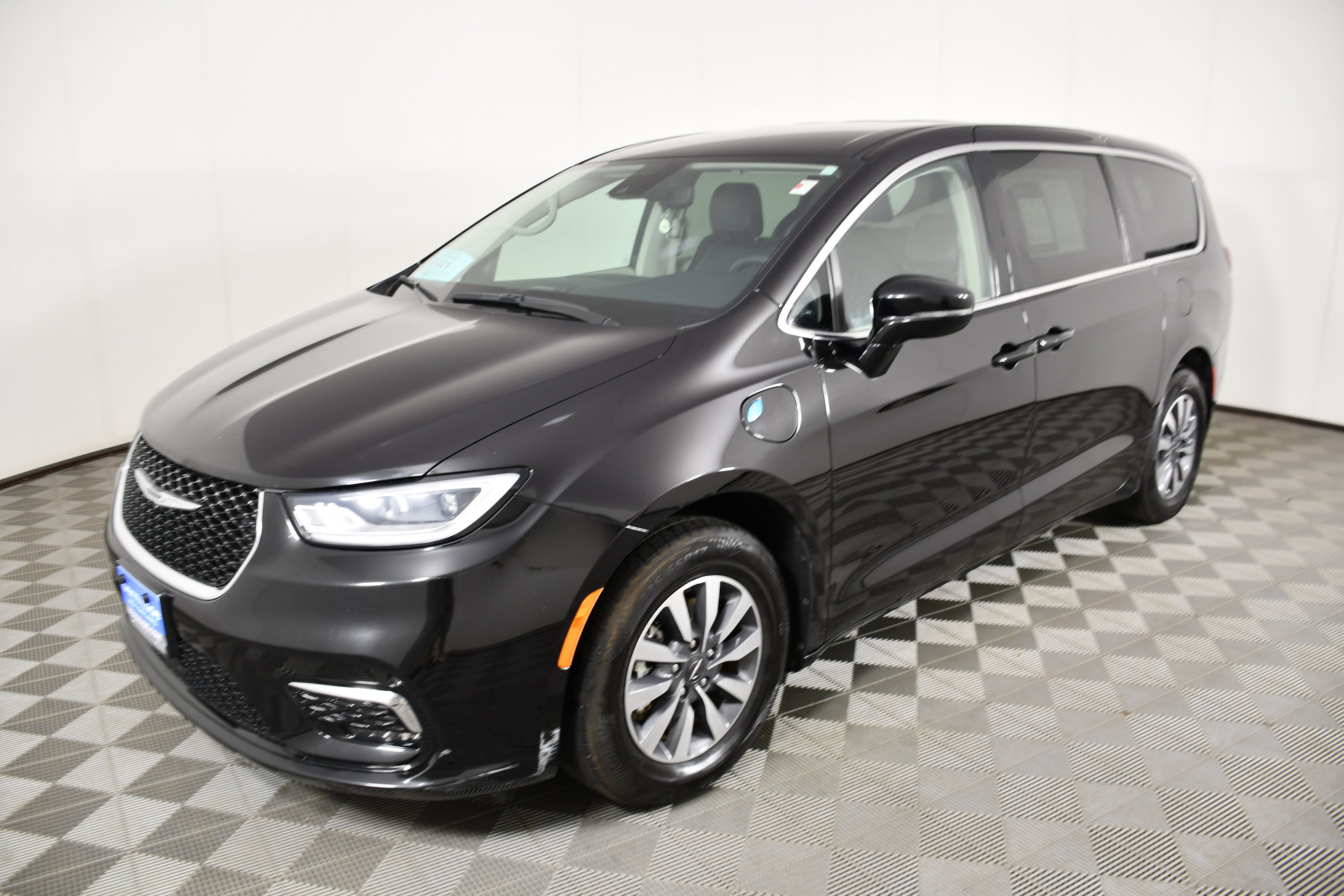 Used 2024 Chrysler Pacifica Limited FWD image 10