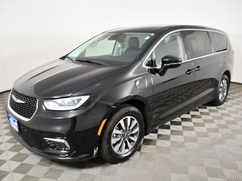 Used 2024 Chrysler Pacifica Limited FWD image 10