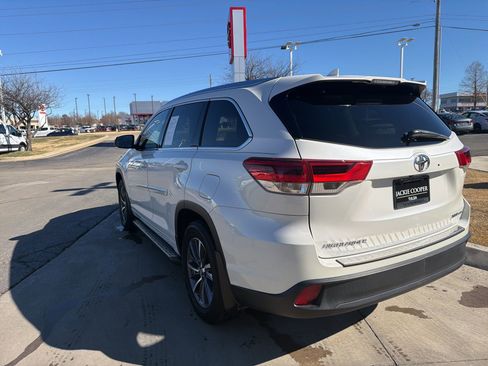 Used 2017 Toyota Highlander SE image 6