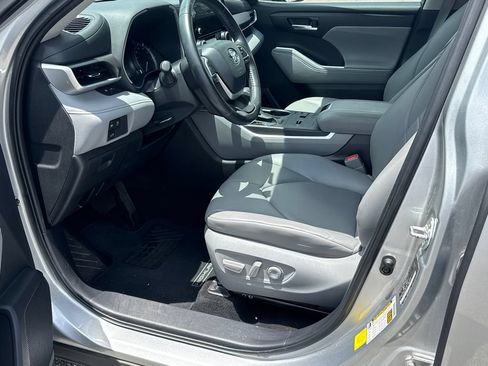 Used 2023 Toyota Highlander XLE FWD image 9