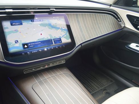 Used 2025 Mercedes-Benz E 350 Sedan image 19