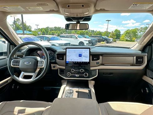 Used 2024 Ford Expedition Limited AWD/4WD image 3