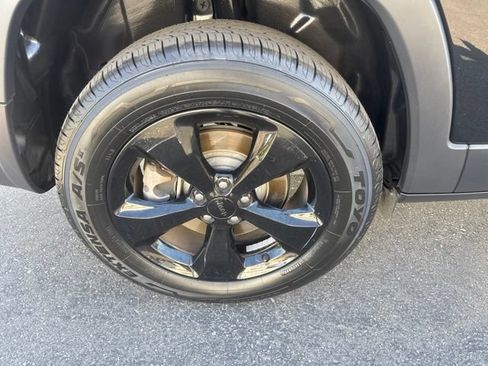 Certified 2021 Jeep Cherokee Latitude Plus AWD/4WD image 29