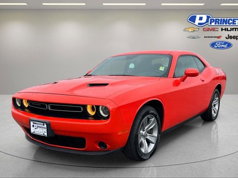 Used 2019 Dodge Challenger SXT RWD image 4