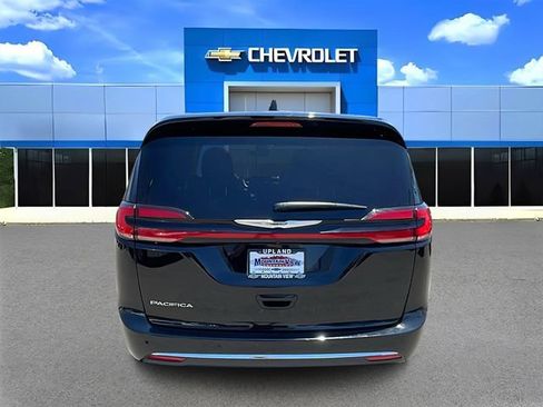 Used 2025 Chrysler Pacifica Select FWD image 4
