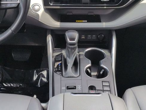 Used 2023 Toyota Highlander XLE FWD image 19