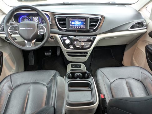 Used 2018 Chrysler Pacifica Touring-L FWD image 17