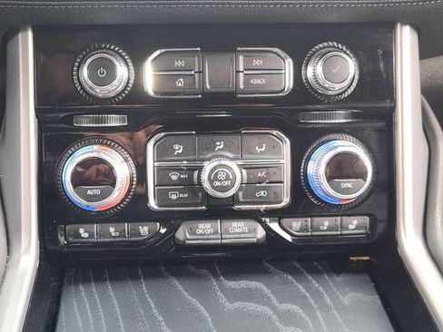 Used 2022 GMC Yukon XL Denali image 17