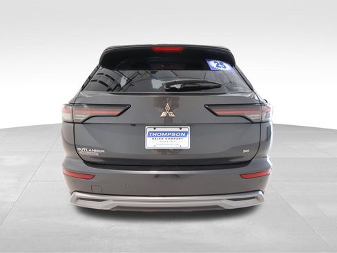 Used 2025 Mitsubishi Outlander SE AWD/4WD image 3