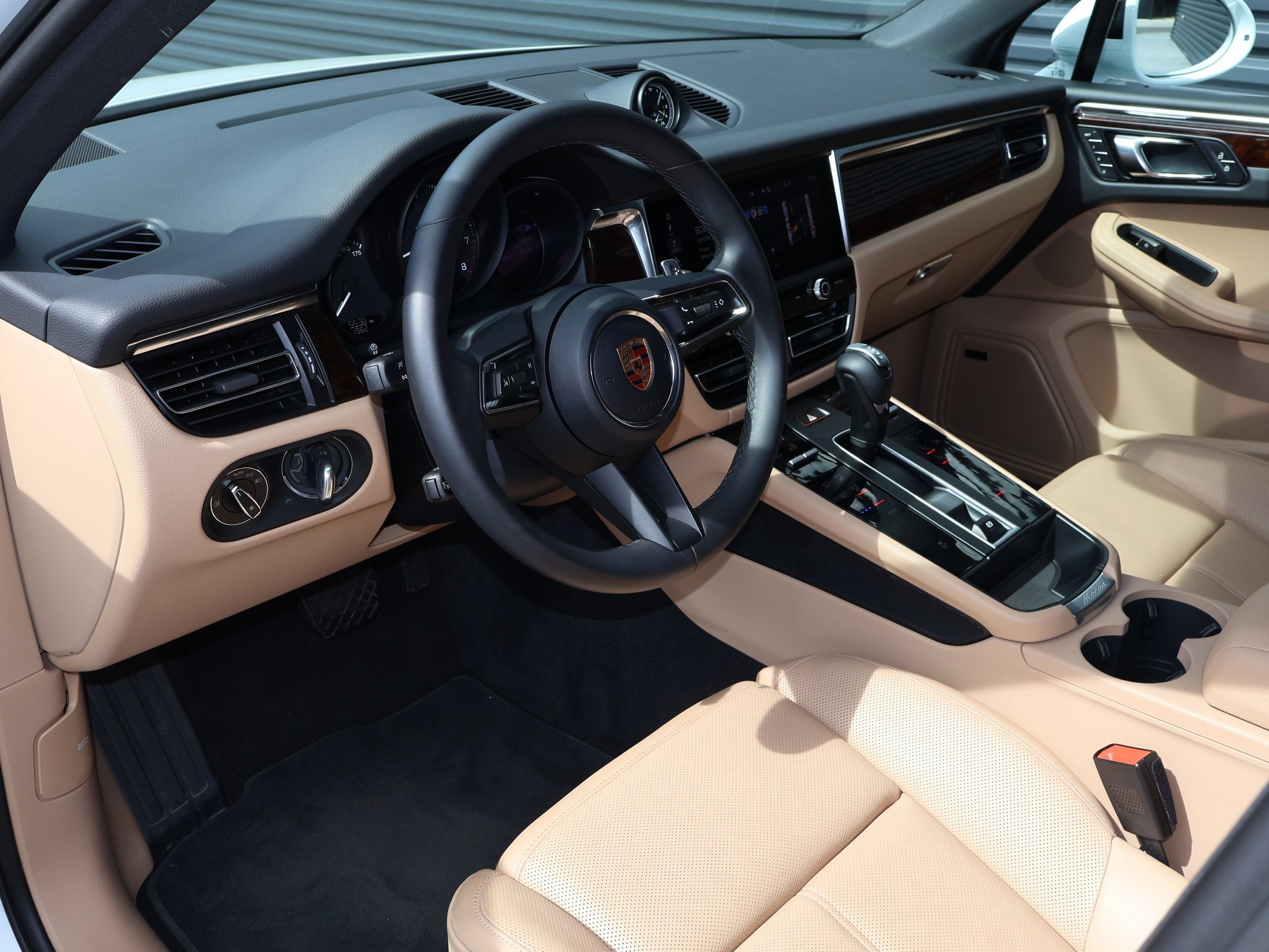 Certified 2026 Porsche Macan AWD/4WD image 4
