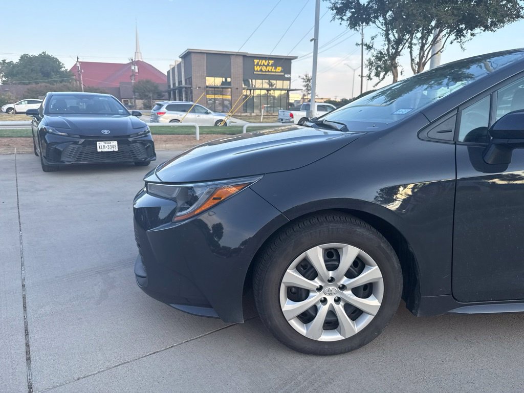 Used 2025 Toyota Corolla LE FWD image 2