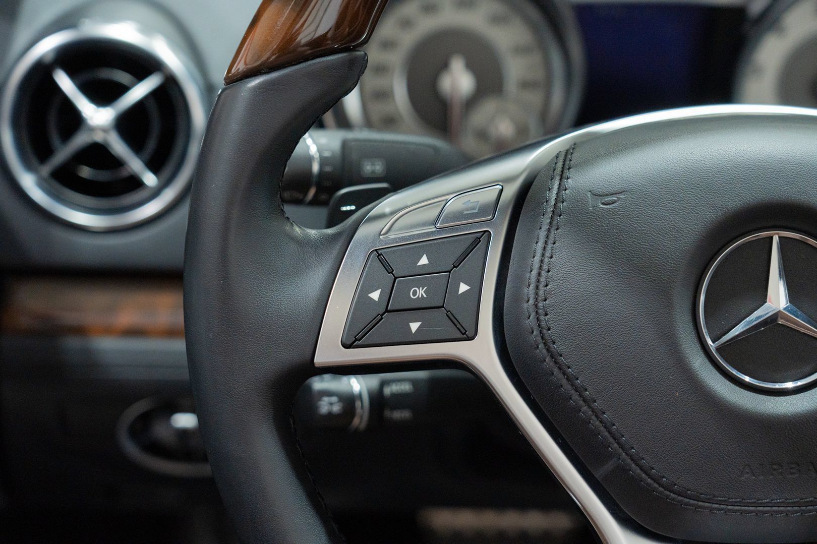 Used 2013 Mercedes-Benz SL 550 image 27