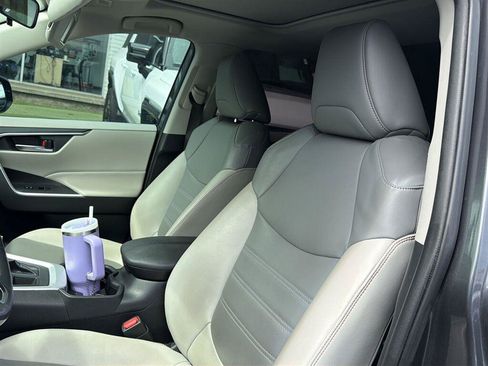 Used 2019 Toyota RAV4 XLE Premium w/ Carpet Mat Package AWD/4WD image 7