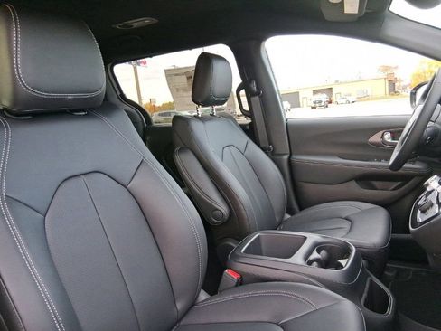 New 2026 Chrysler Pacifica Select image 34