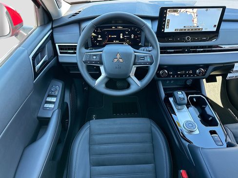 New 2025 Mitsubishi Outlander SE image 16