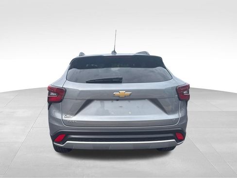 Used 2025 Chevrolet Trax LT FWD image 4