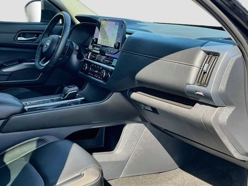 Used 2024 Nissan Pathfinder SL FWD image 29