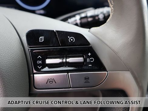 Used 2023 Hyundai Elantra SEL w/ Convenience Package FWD image 3