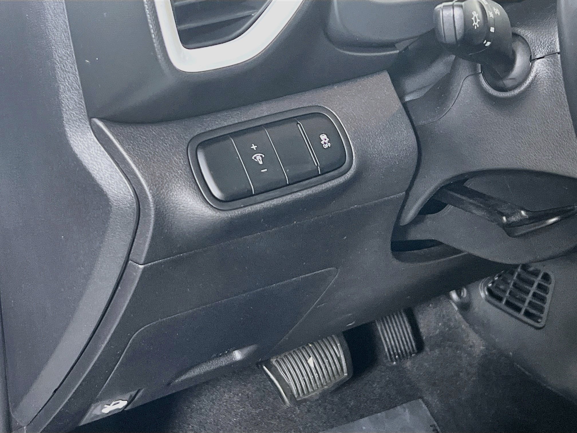 Used 2023 Hyundai Venue Limited FWD image 10