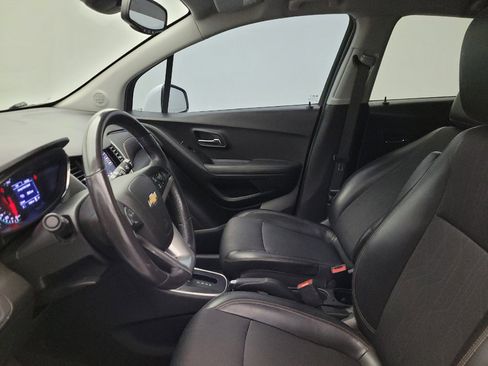 Used 2020 Chevrolet Trax LT w/ LT Convenience Package FWD image 17