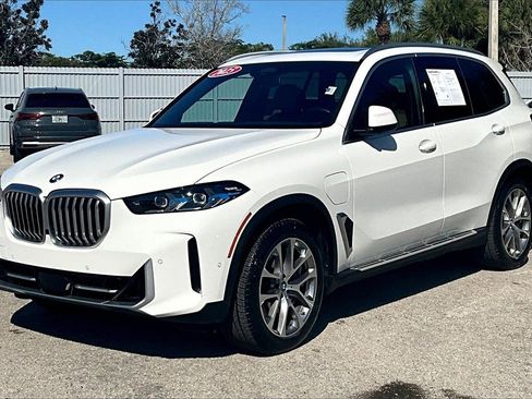 Used 2025 BMW X5 xDrive50e image 9