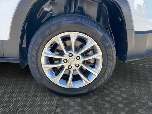 Used 2022 Jeep Cherokee Latitude Lux w/ Mopar Interior Package image 35