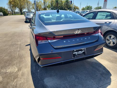 New 2026 Hyundai Elantra SE FWD image 17
