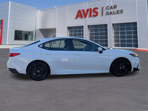 Used 2025 Toyota Camry SE image 5