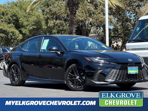 Used 2025 Toyota Camry SE FWD image 1