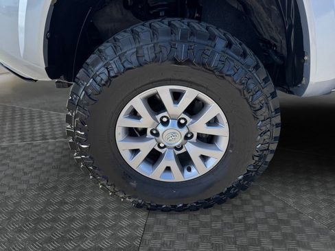 Used 2018 Toyota Tacoma SR5 w/ SR5 Appearance Package (SM) image 14