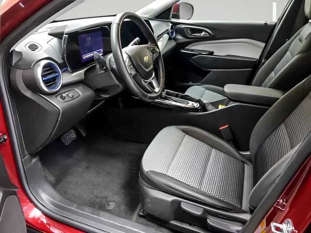 Used 2025 Chevrolet Trax LT w/ LT Convenience Package FWD image 9