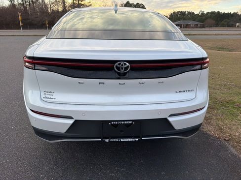 Used 2023 Toyota Crown Limited image 5