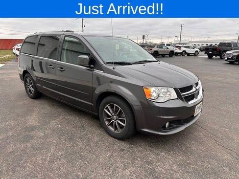 Used 2017 Dodge Grand Caravan SXT image 3