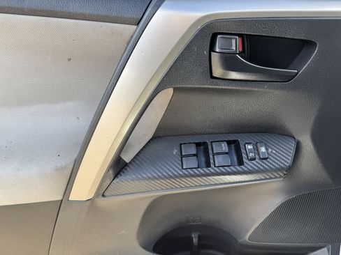 Used 2014 Toyota RAV4 LE image 9