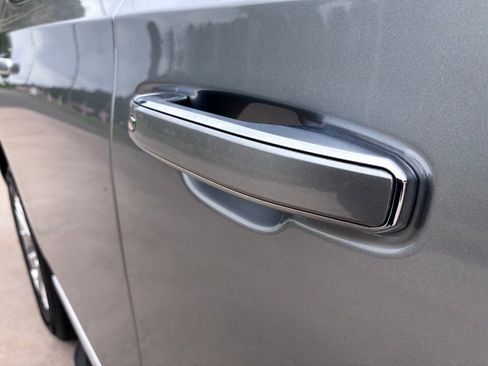 Used 2024 GMC Yukon SLT w/ SLT Luxury Package RWD image 7