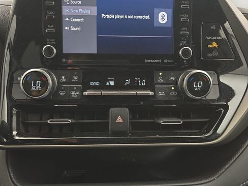 Used 2020 Toyota Highlander XLE FWD image 21
