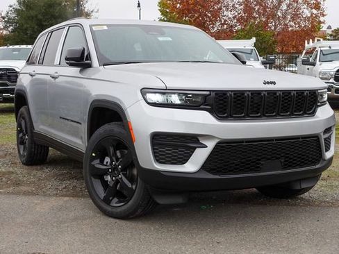 New 2025 Jeep Grand Cherokee Altitude image 2