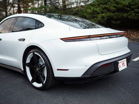Used 2022 Porsche Taycan image 8